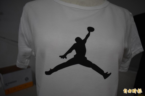 直播賣中國仿冒劣貨…喬登竟然手腫了