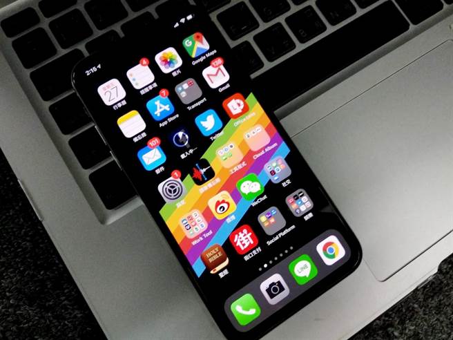 這招太強 蘋果專利可讓MacbBook與iPhone相互充電